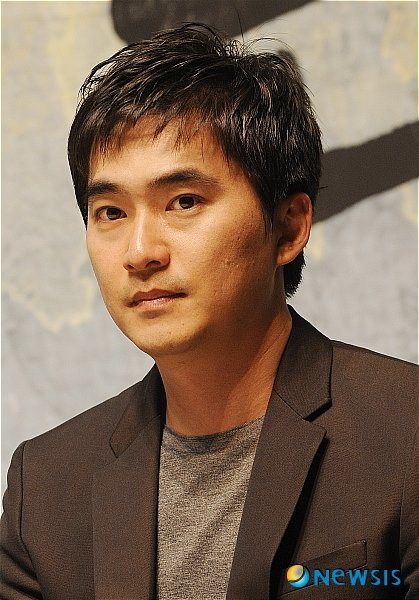  p>金锡勋1972年4月15日出生在韩国首尔,毕业于 a target="_blank"