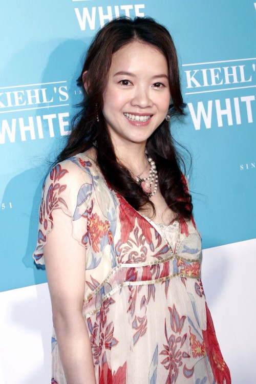  p>曾宝仪,1973年2月21日生于中国香港,节目主持人,歌手,演员.