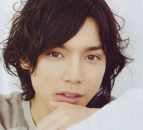  p>水岛宏,本名"齐藤智裕",1984年4月13日出生于日本东京.