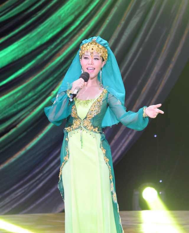  p>兰天,中国内地女高音歌唱演员,毕业于 a target