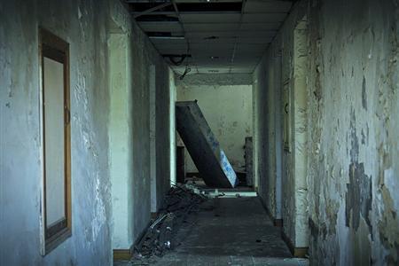 上海大学嘉定校区一废弃大楼内惊现一具腐尸,尸体被发现时挂在门框上