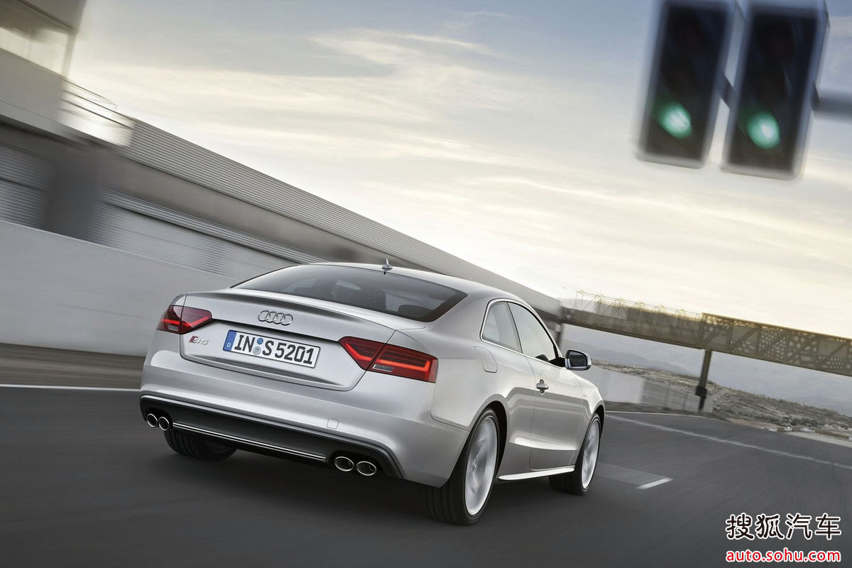  p>奥迪s5作为奥迪家族中的一个全新系列,定位于高档双门及四门轿跑车