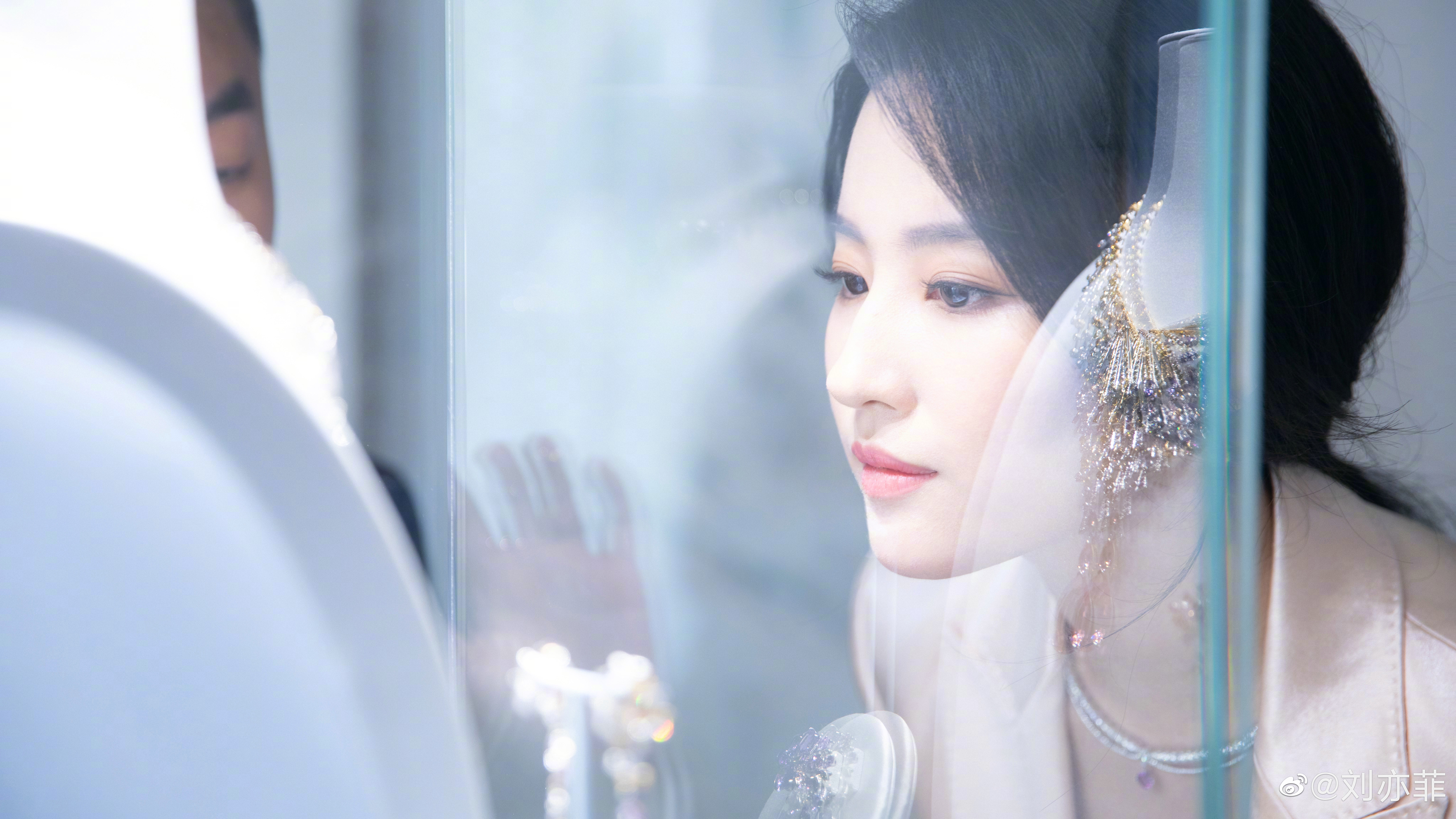  p>刘亦菲,1987年8月25日出生于湖北省武汉市,华语影视女演员,歌手