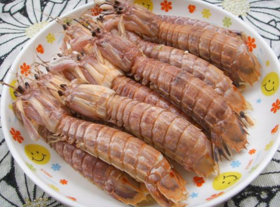  p>清蒸皮皮虾,一道海鲜类菜品,以虾为主料.