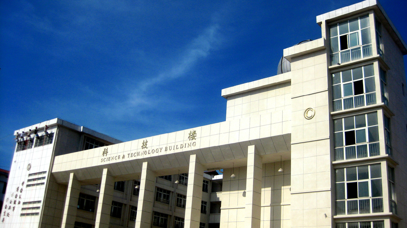  p data-id="gnwlrxev9t">江西省南城一中位于秀出东南的麻姑山下