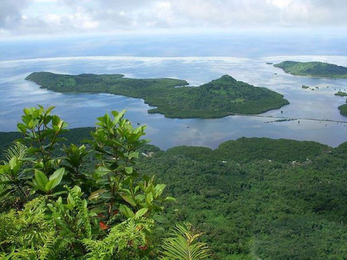  p>加罗林群岛:西太平洋岛群,位于北纬1°～10°,东经137°29'