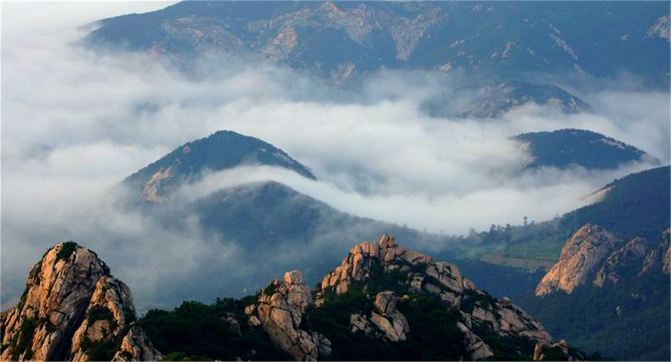  p>太白顶为桐柏山主峰,登顶远眺,北视中原,南阅楚天,万山俱下,极目