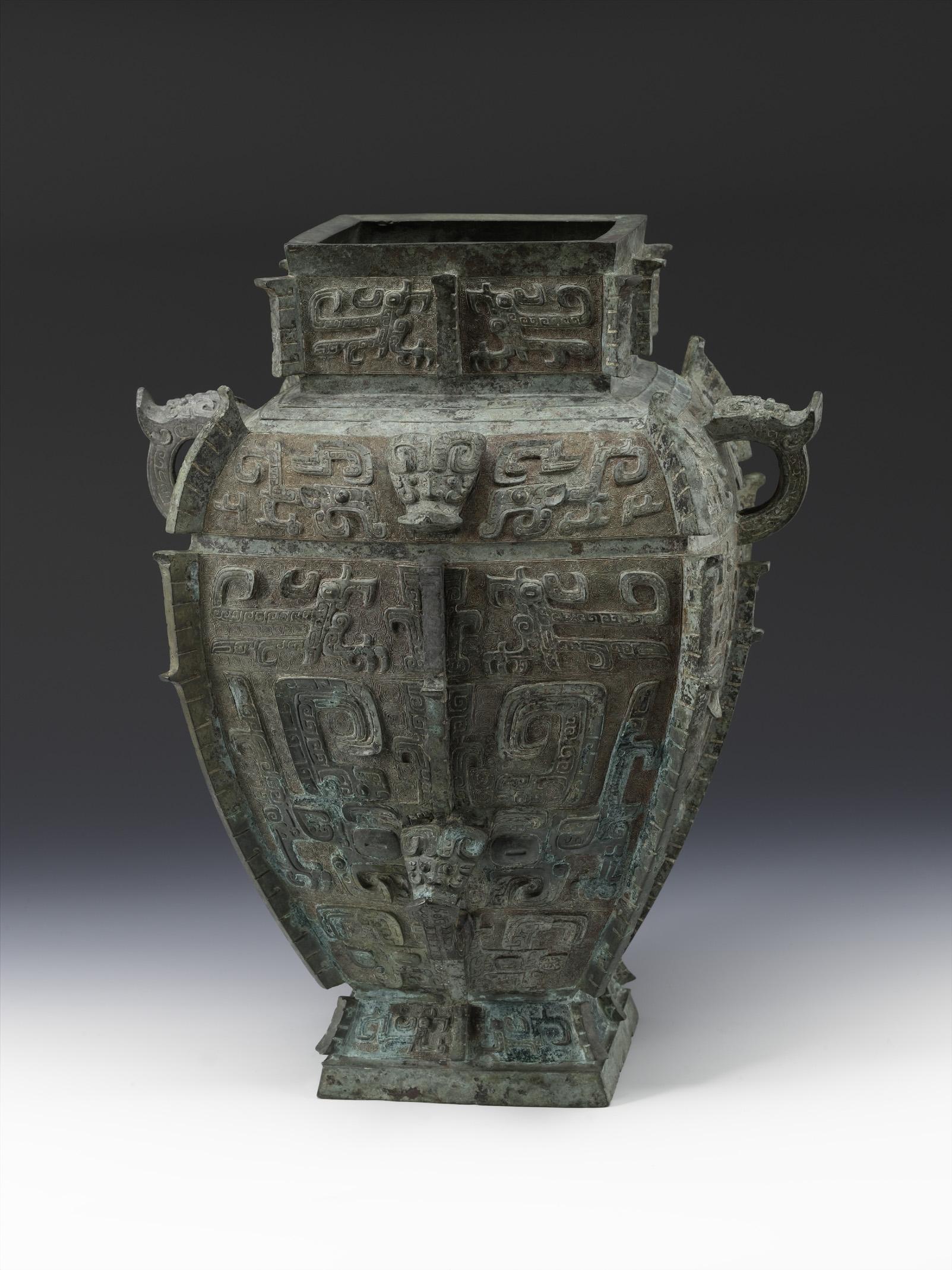  p data-id="gnfj2d62pc">商方罍为此件文物商代晚期的青铜器,高53