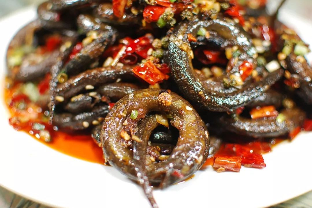  p data-id="gnbleaz664">干煸盘龙鳝是一道色香