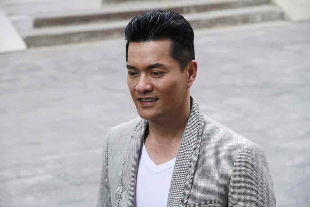 1955年12月22日生于越南,20世纪60年代从越南迁居香港,中国香港影视男