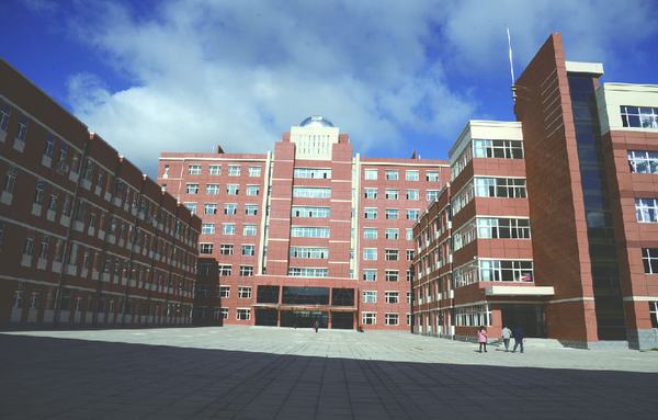  p>鸡西市第一中学 i>(jixi first middle school) /i>始建于1952年