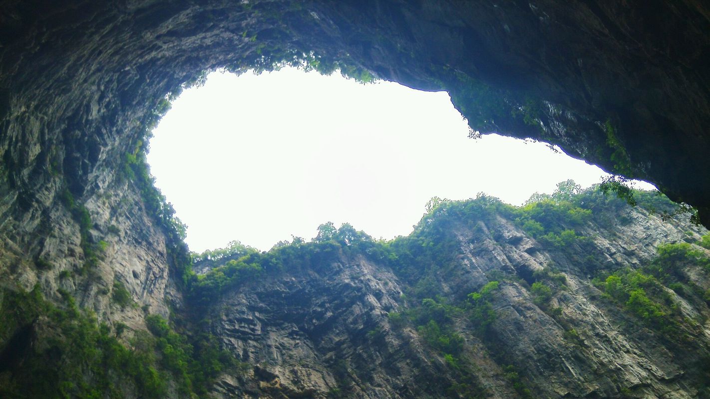  p>绝世奇观天坑地缝风景名胜区位于长江三峡西首奉节县南部山区.