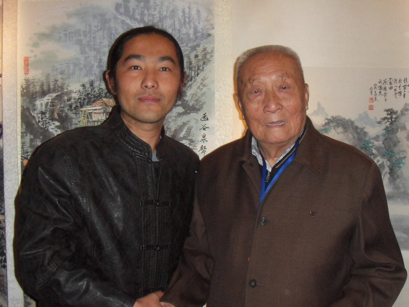  p>张斌,字乐山,号一笔, 一笔轮廓福寿的创始人,中国国际经济文化艺术