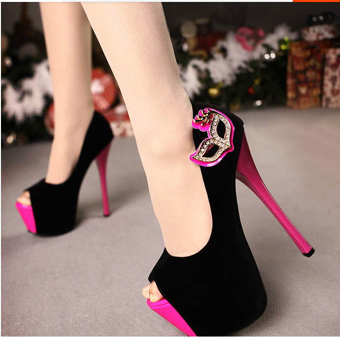  p>凉高是高跟凉鞋的简称,是许多恋足者的最爱.