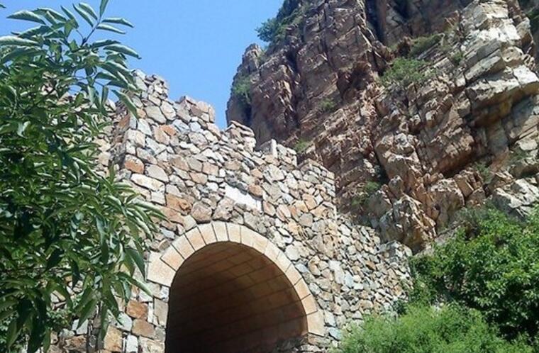 黑山寺村 /a>位于 a target="_blank" href="/item/溪翁庄镇/8455585"