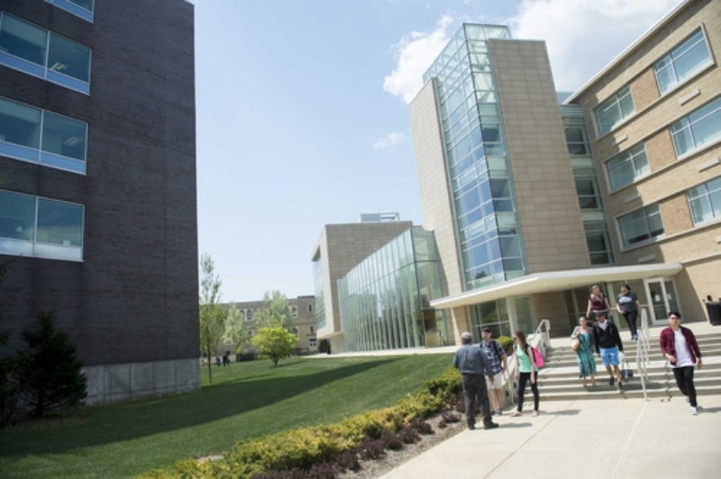  p>西东大学,音译薛顿贺尔大学或西顿大学(seton hall university