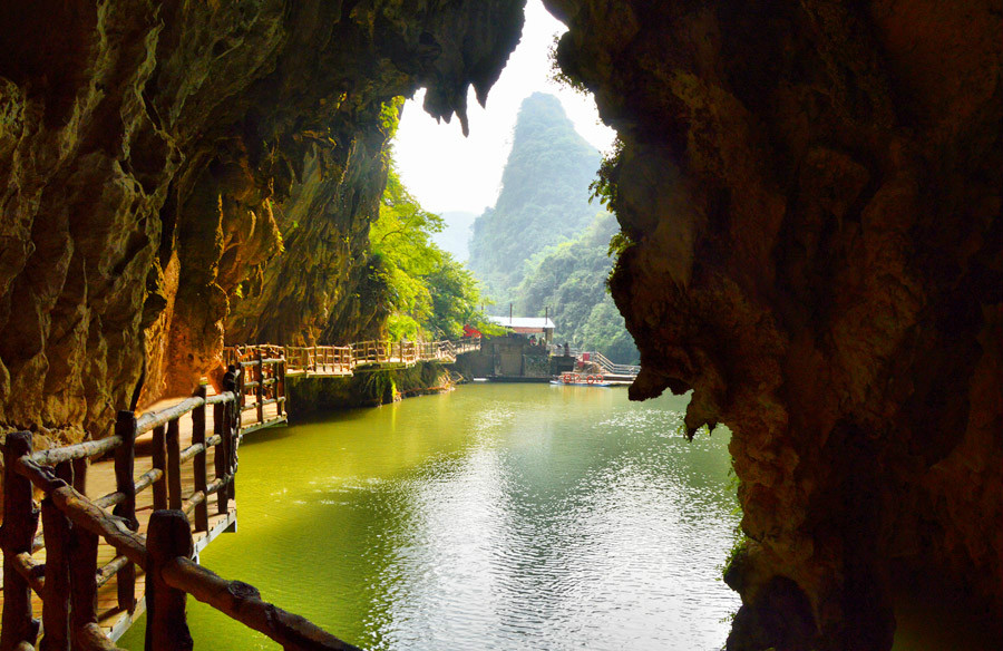  p>英西峰林风景区位于广东 a target="_blank" href="/item/英德市