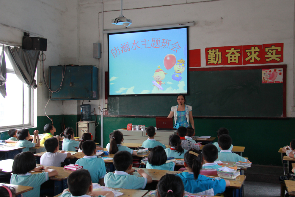 前身为煤建二处子弟学校,2007年8月总部搬迁至原分宜三中校址,地处