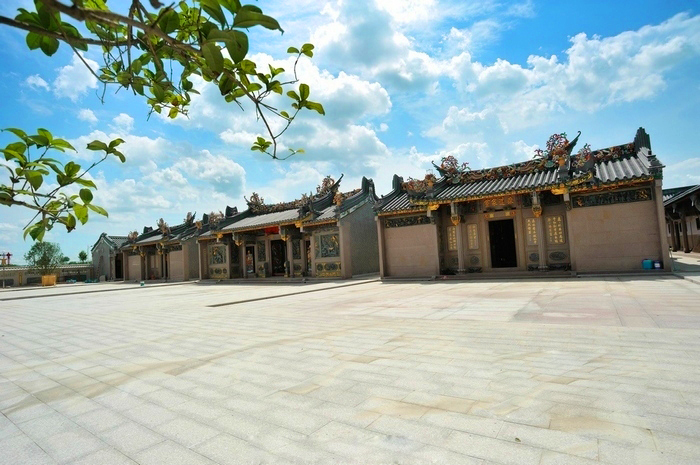 溪南村是广东省普宁市梅塘镇下辖村,位于