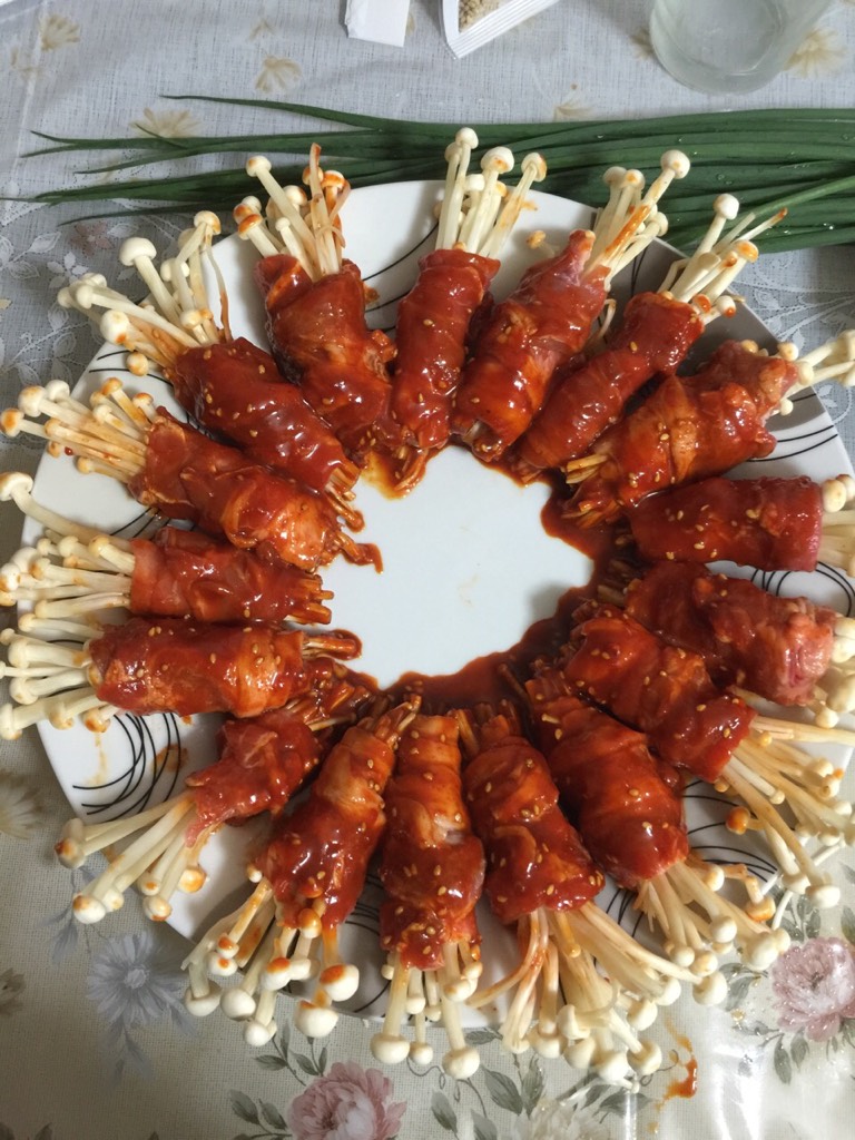  p>五花肉卷金针菇是用五花肉,金针菇制作的一道家常菜.