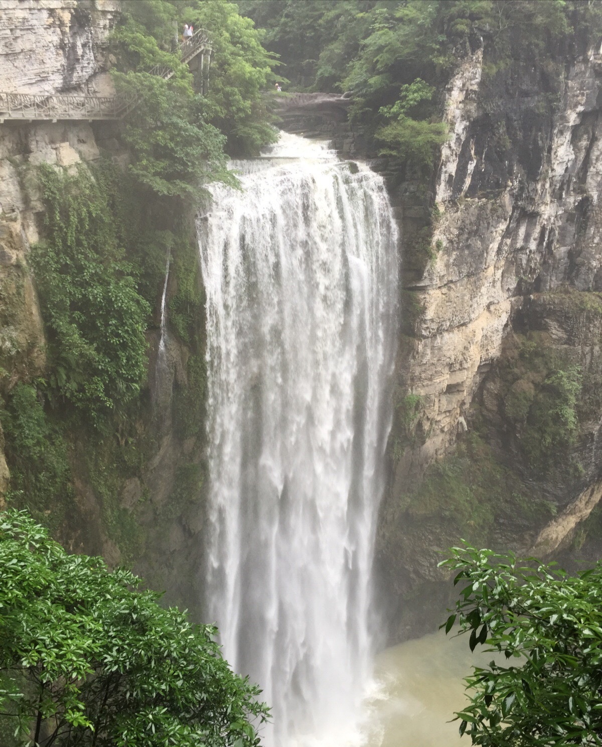  p>飞水瀑,又名龙潭飞瀑,位于 a target="_blank" href="/item/鼎湖山