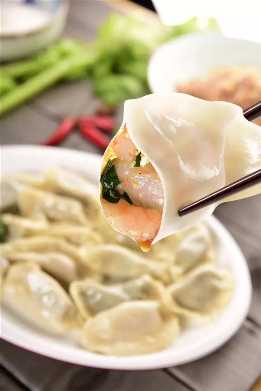  p>虾仁三鲜水饺是一款家常菜品,制作原料主要有虾仁,韭菜等.