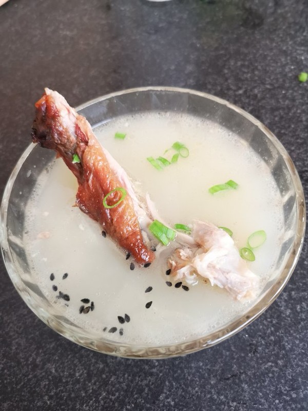  p>鸭架汤,湖南省传统的名菜,属于湘菜系.此菜鲜香适口,咸中带甜.