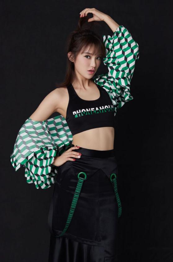 因参加综艺节目《 a target="_blank" href="/item/非诚勿扰/157"