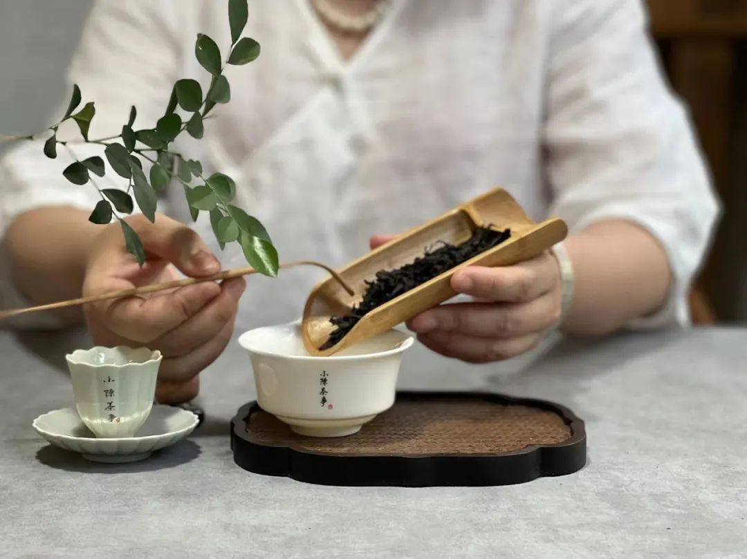 盖碗泡岩茶如何利落出汤？5步详细讲解，照着实拍图学就行_百科TA说