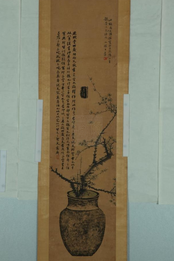 清王素款博古梅花图轴