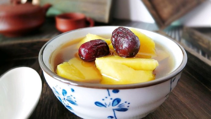  p>红薯淮枣糖水是以红薯,红枣,淮山片为主要材料制作而成的饮品,调料