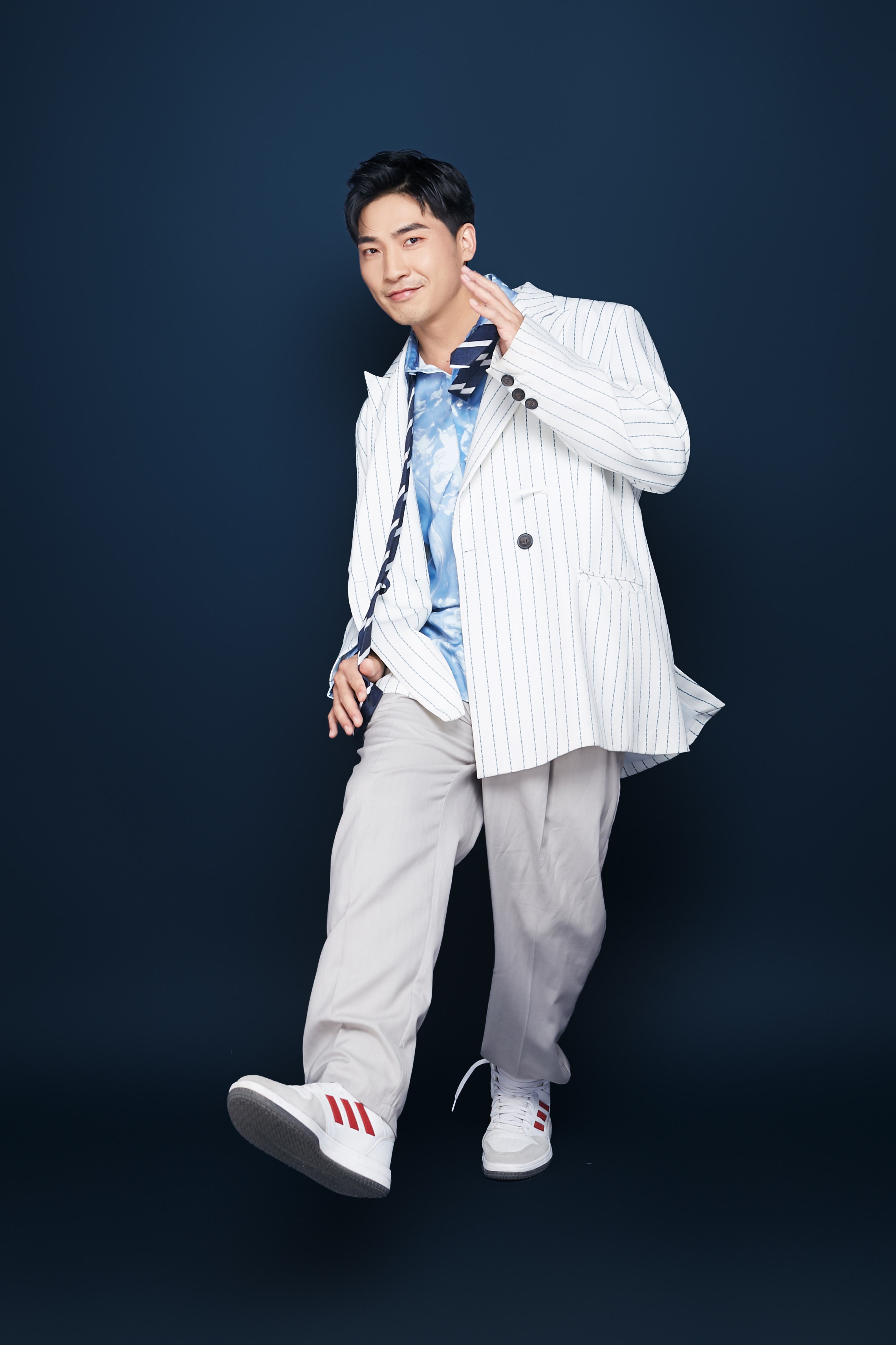 1989年9月9日出生于山东省,毕业于北京电影学院,中国内地影视男演员