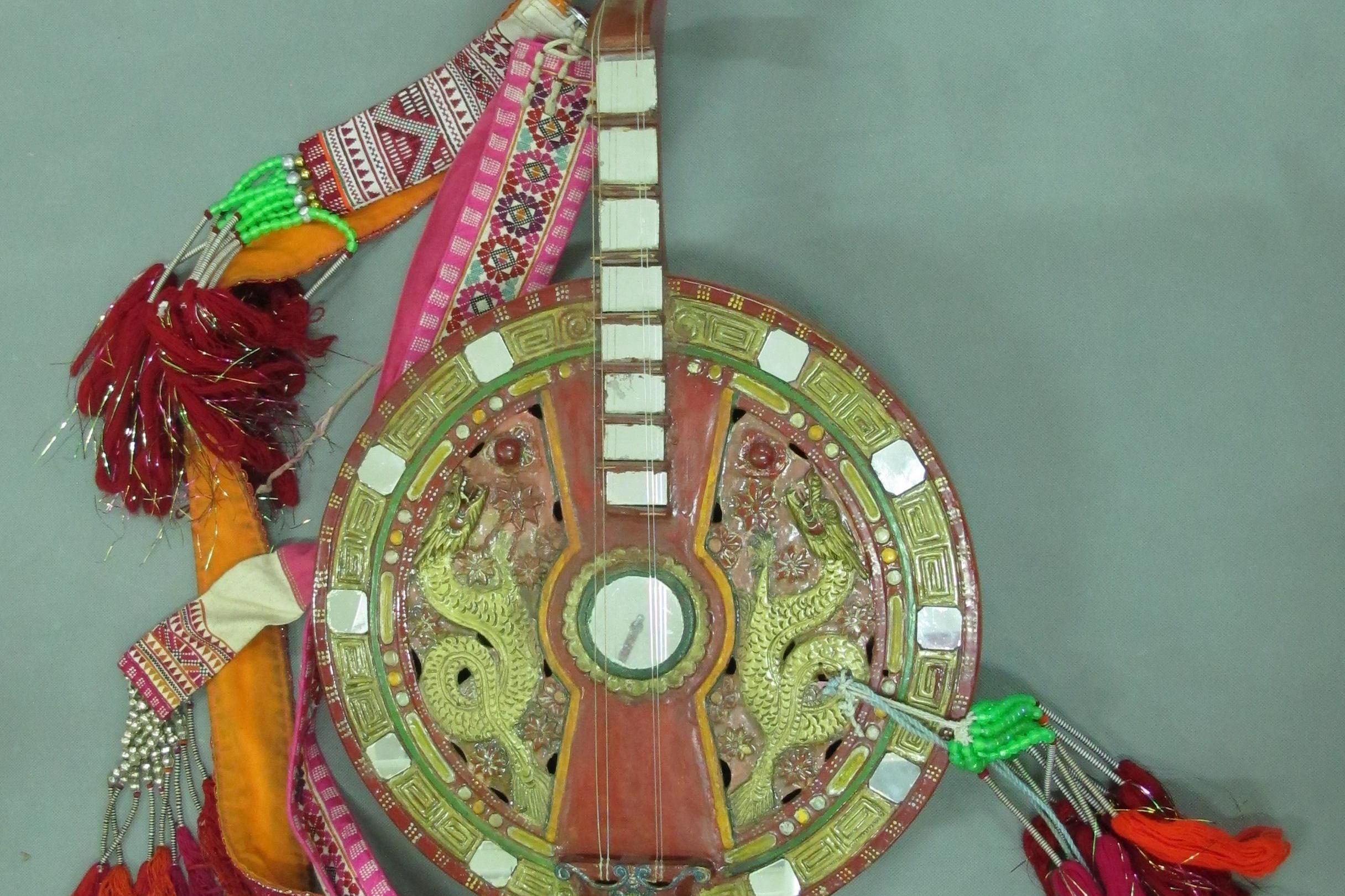 当代云南石屏县彝族龙头月琴