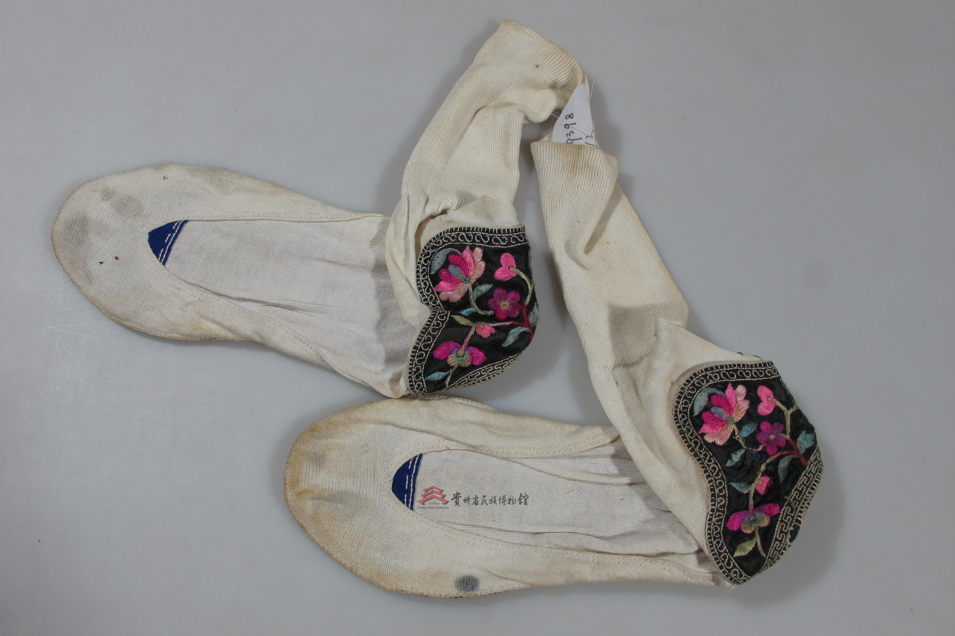 当代报京侗族白色平绣花纹袜子