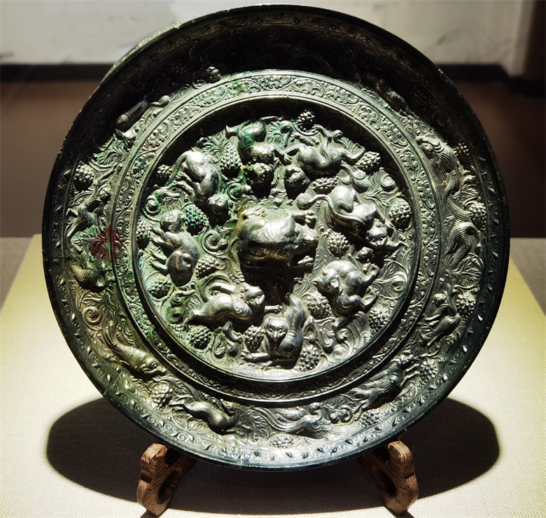唐代瑞兽葡萄纹铜镜