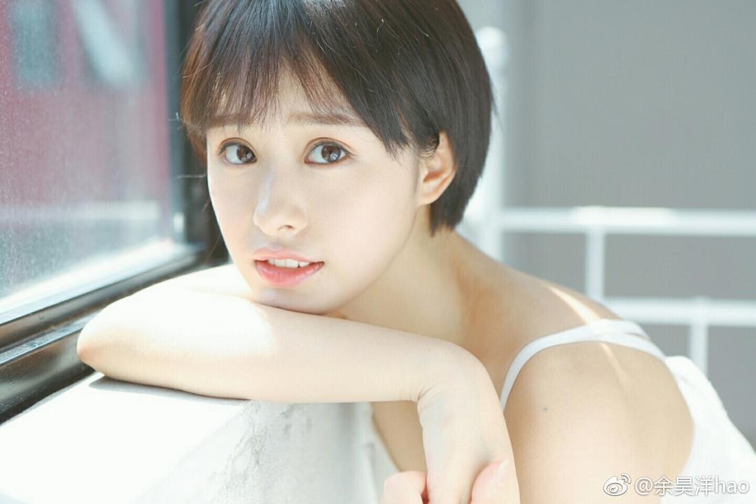  p>余昊洋,原名余浩洋,20世纪90年代出生,毕业于 a target="_blank"