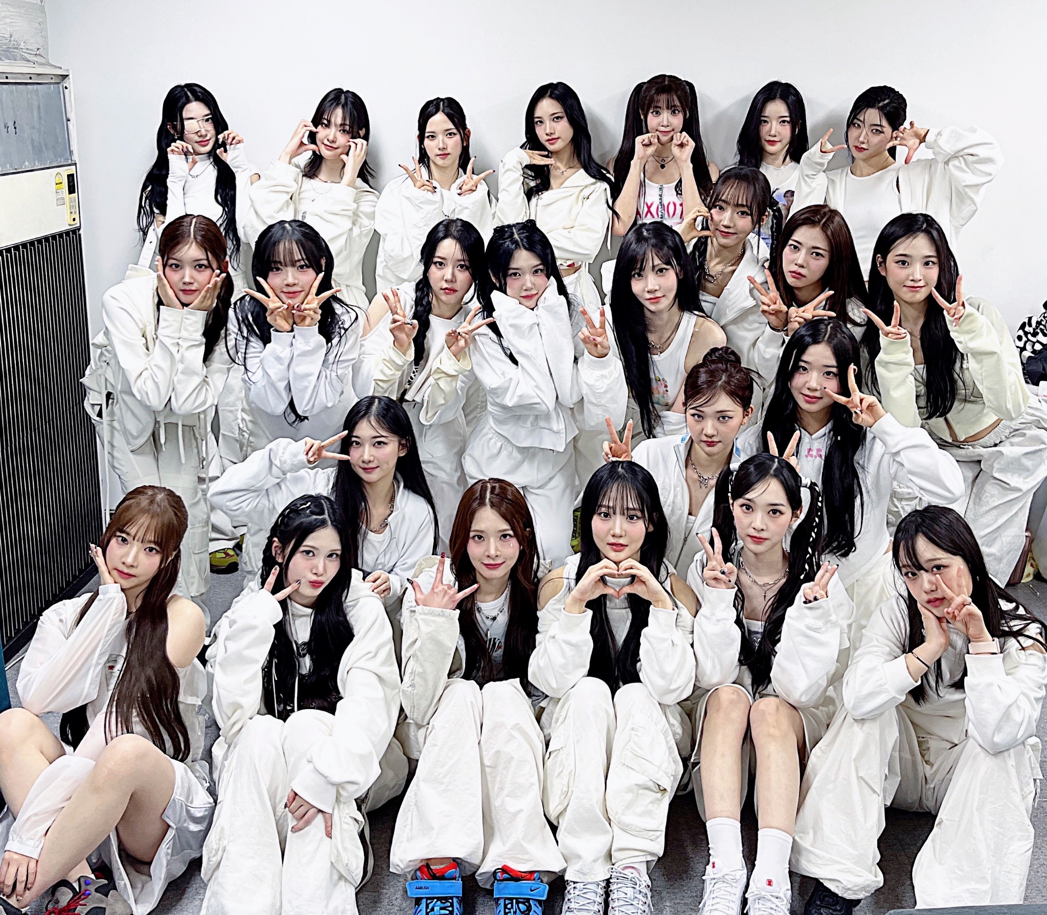是由韩国modhaus娱乐公司于2022年推出的超大型24人女子音乐组合