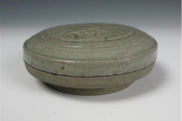北宋越窑青瓷刻花粉盒