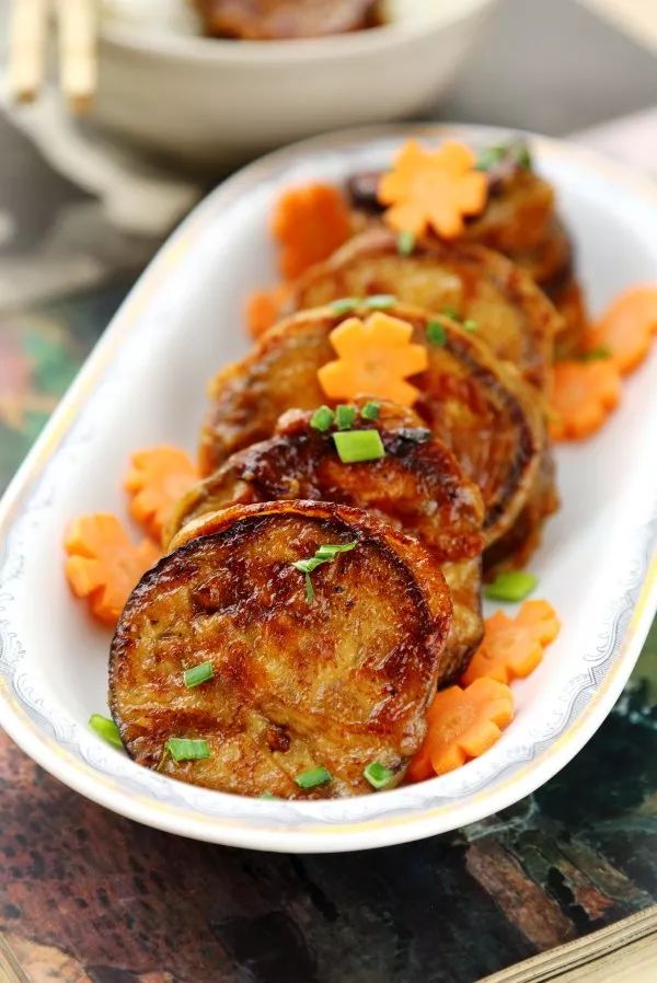  p>家乡茄盒是一种用长茄子包裹肉馅的美食. /p>