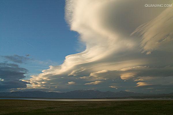  p>荚状云,又称飞碟云,是指一种状如飞碟云形,以透镜形状出现在高空