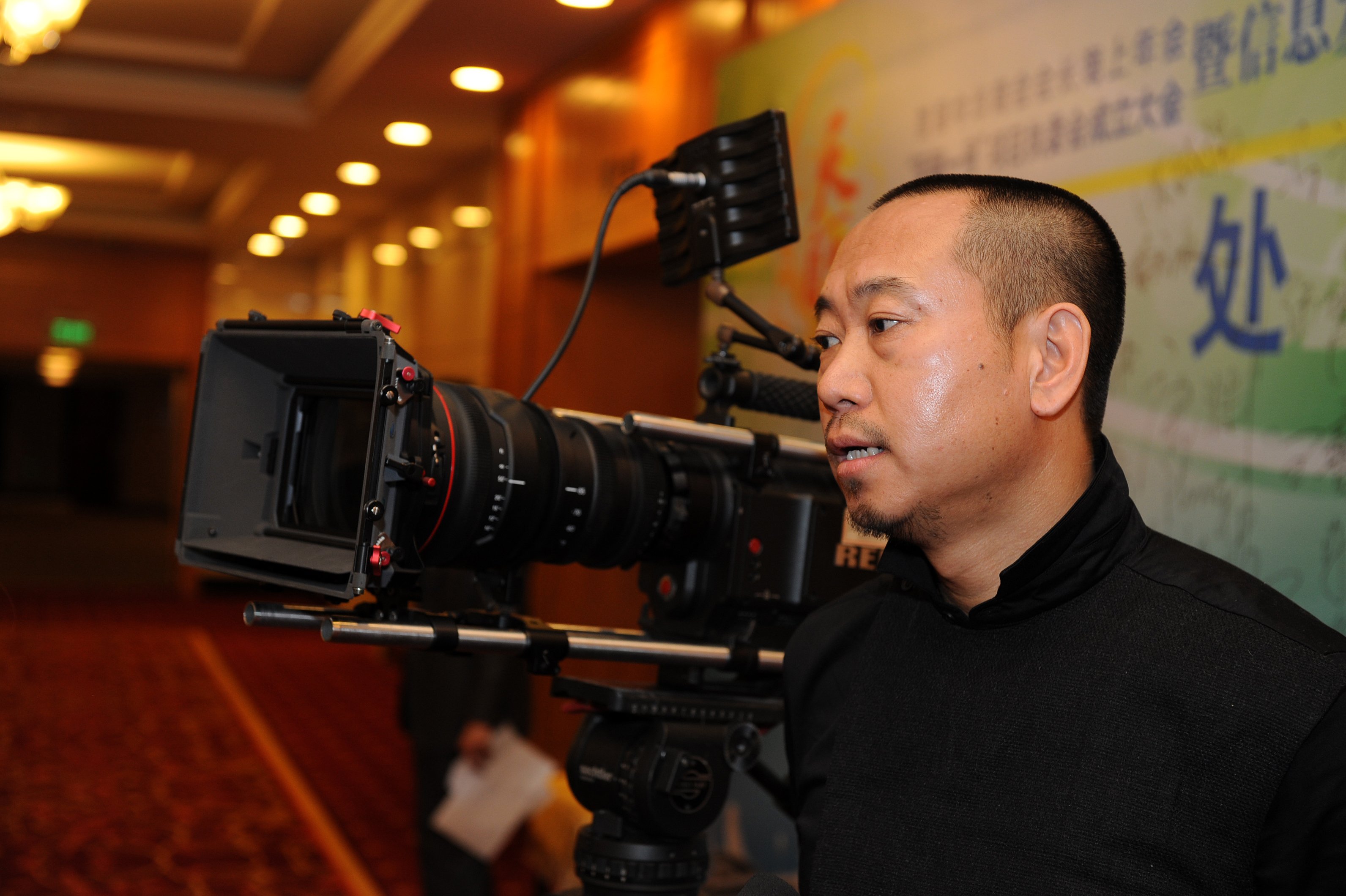 该片讲述了在上海,广州,北京等地的政和商人的励志故事.