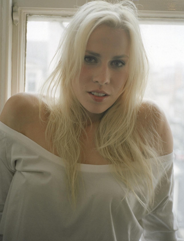  p>娜塔莎·贝丁菲尔德(natasha bedingfield),1981年11月26日出生于