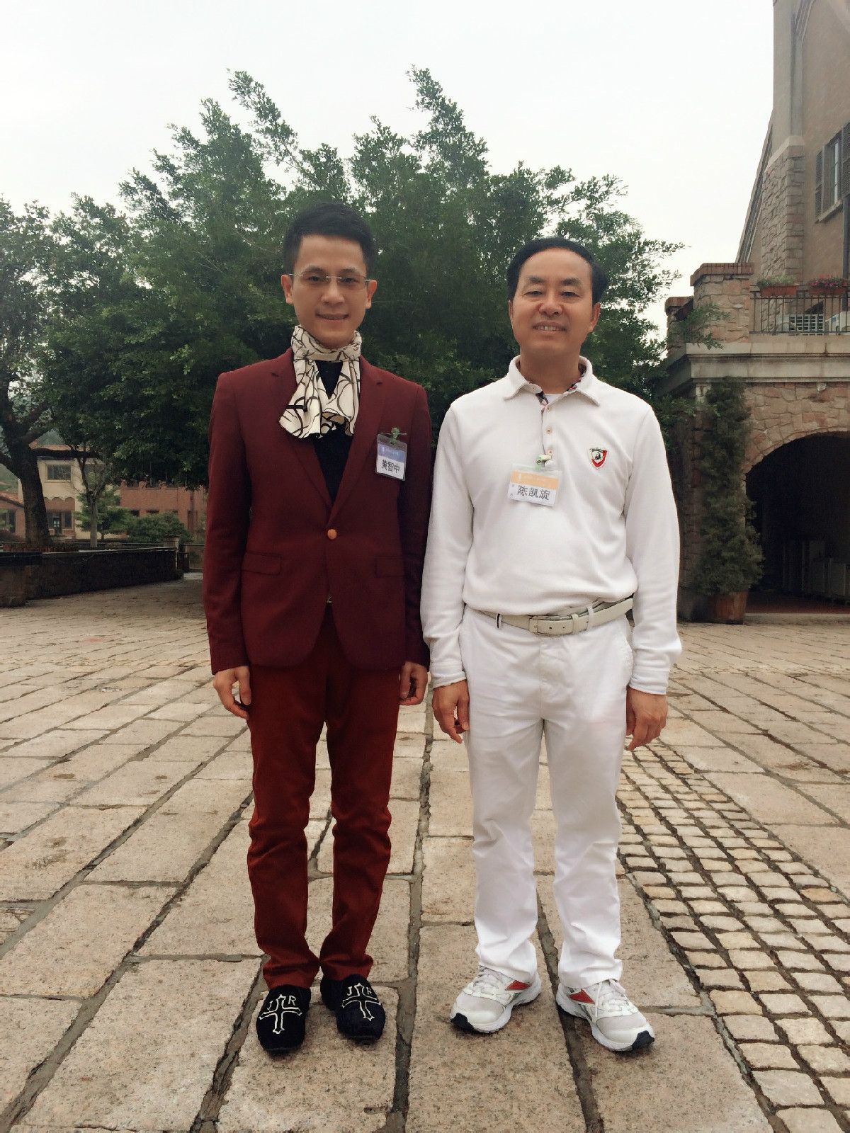 月,由中国社交名流 a target="_blank" href="/item/黄智中/1632648"