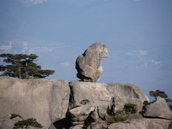 观海,当地居民习惯称为猴子望太平,是黄山风景区北海景区的一处奇石