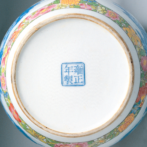清雍正珐琅彩蓝料山水把壶