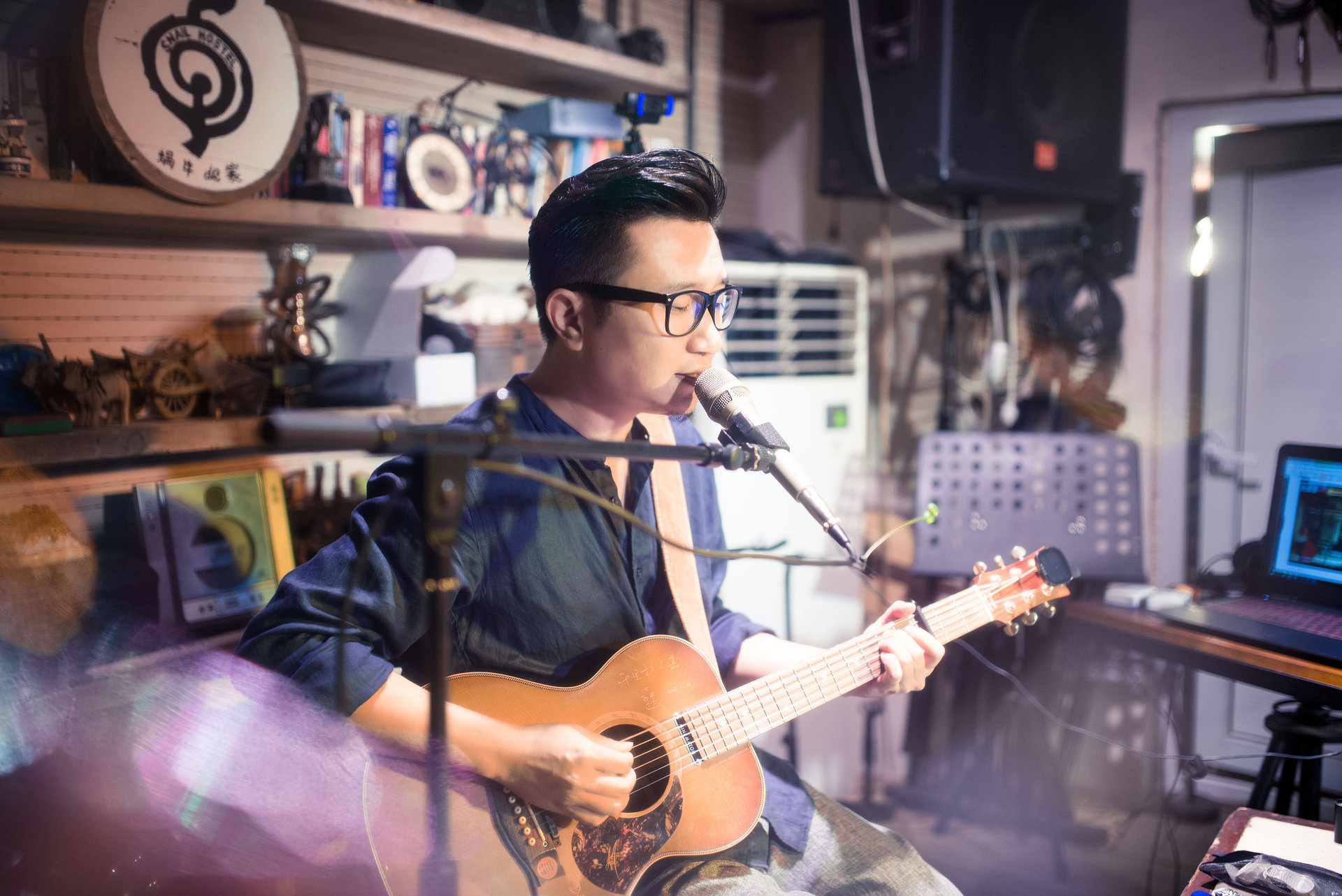  p>暗杠,2月4日出生于广东省梅州市,中国内地民谣男歌手,独立音乐人.