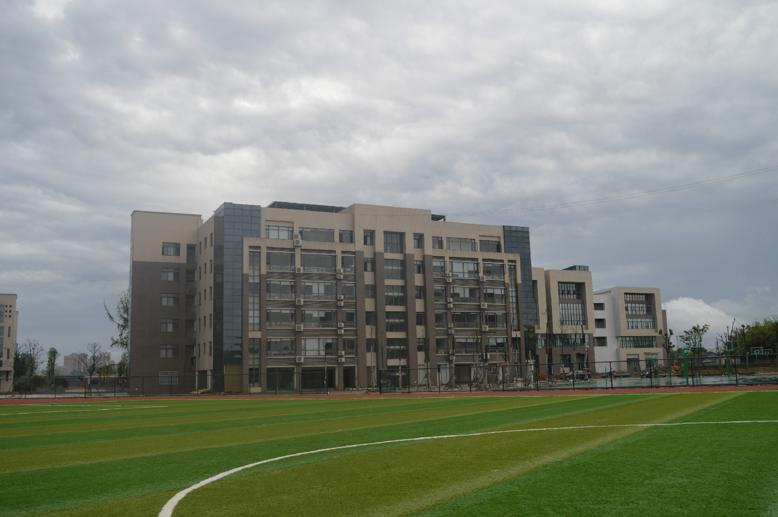  p>车城中学位于眉山市城北新区与岷江之间,距离市中心仅10分钟的车程