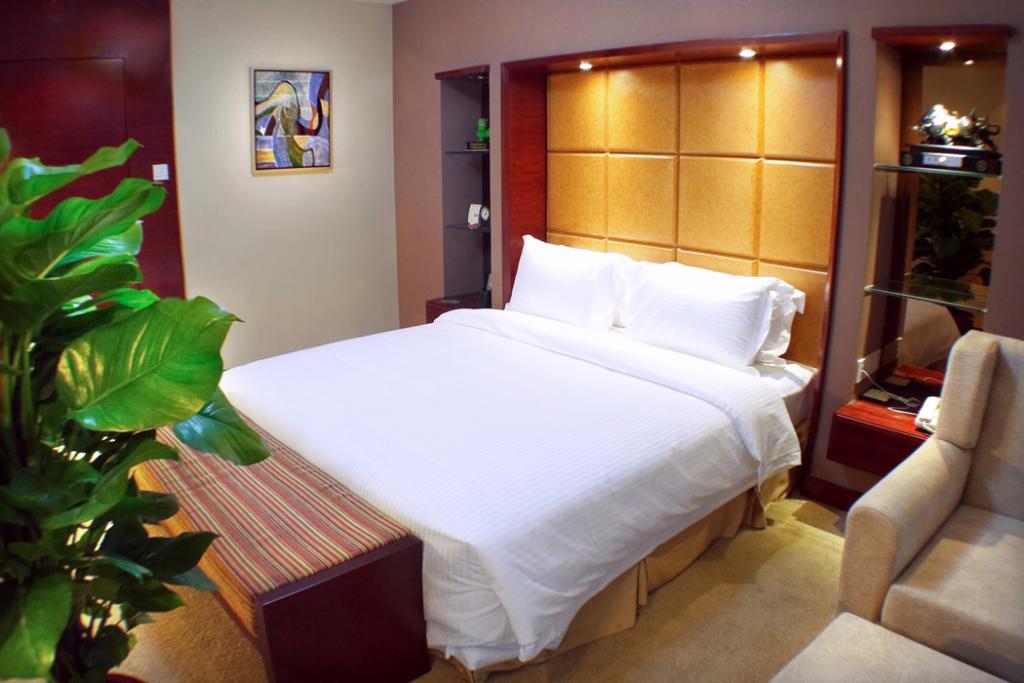  p>济南中豪大酒店有限公司是一家集餐饮,住宿,会议,娱乐于一体的四