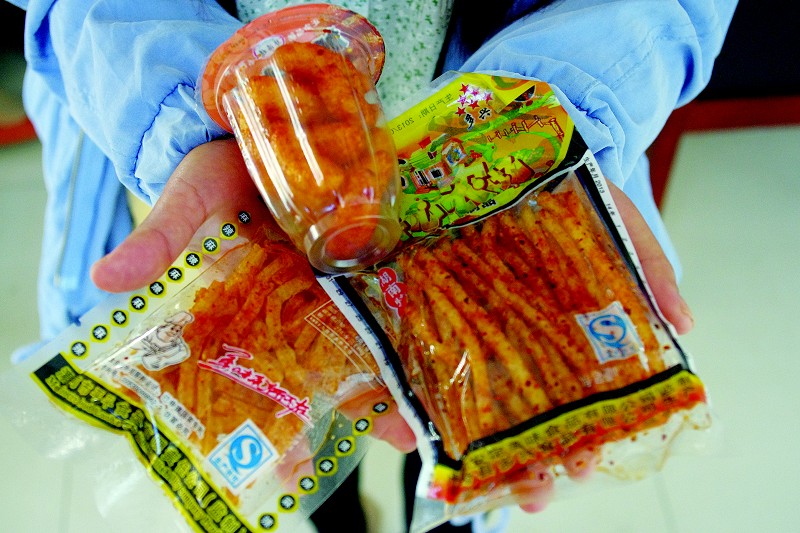 "辣片"以及叫"流口水"的糖条,都是五毛钱一包,所以称为五毛零食