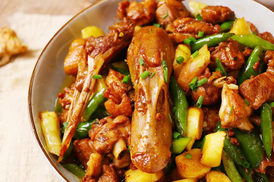 主料是鸭子,调料为老抽,生抽,白糖等,通过大火烧制的做法而成. /p>